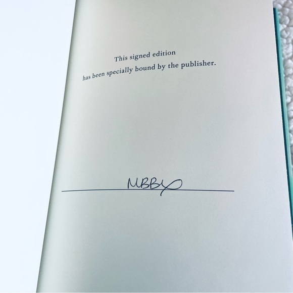 📖 NWT Millie Bobby Brown Signed "Nineteen Steps" - Hardcover with Dust Jacket - Picture 5 of 7